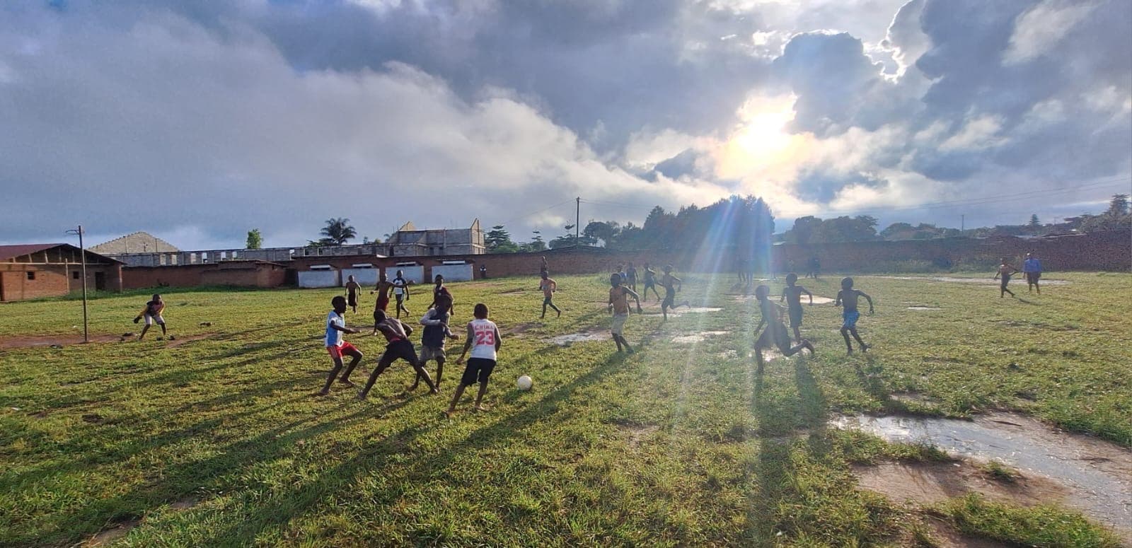 Het lokale team samen op het veld in Soweto