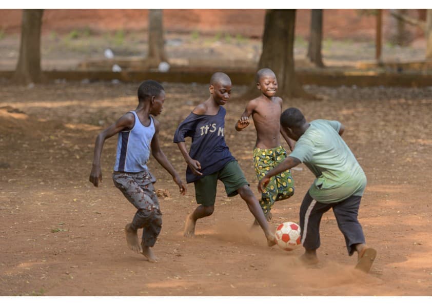 Jongeren voetballen in Soweto